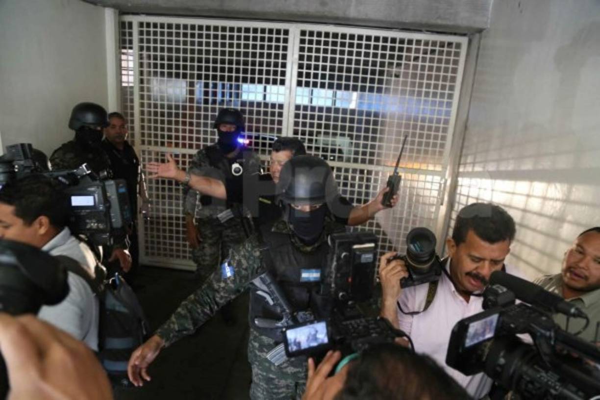 El pasado mes de diciembre, la esposa de Lobo se presentó voluntariamente a los tribunales con sus abogados pero fue dejada en libertad.<br/>