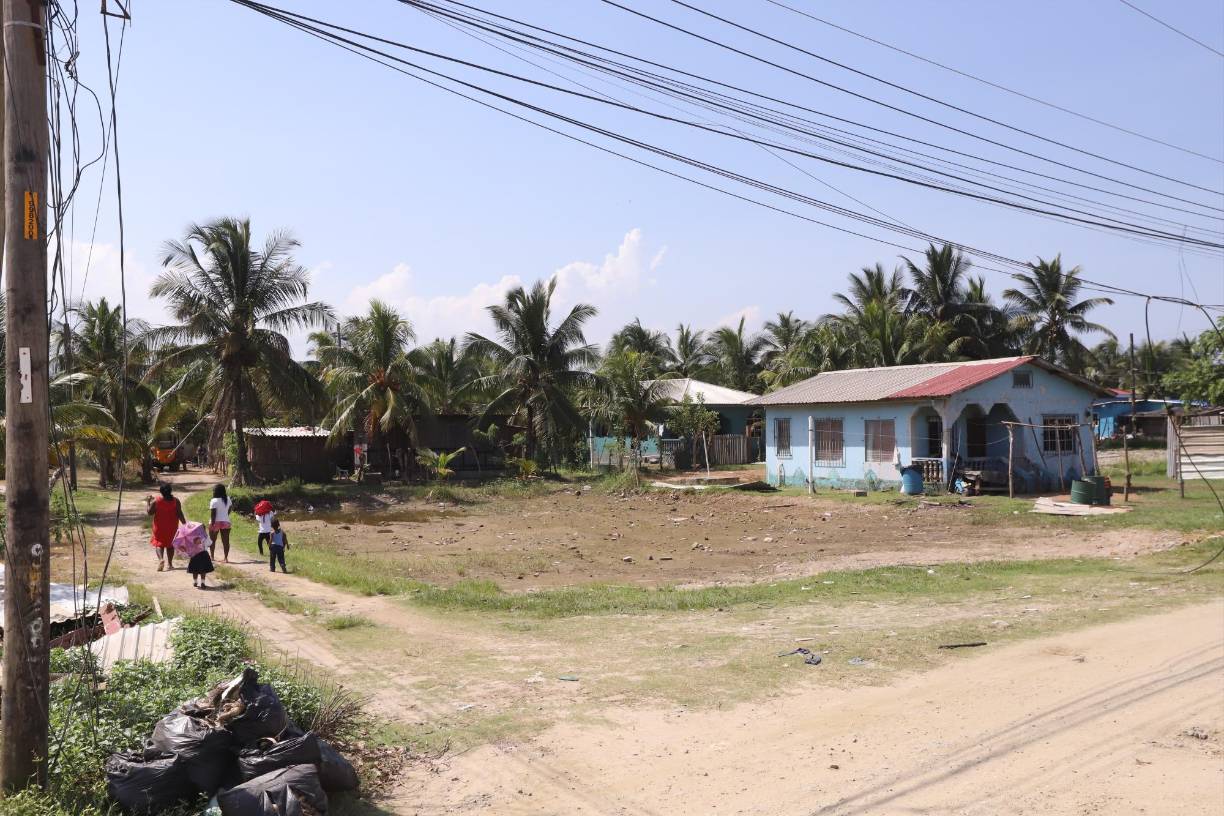 Niños son recogidos por sus madres tras salir de clases. Un bus escolar recorre toda la comunidad y llega hasta Travesía dejando a los escolares en cada jornada. El transporte público pasa por la comunidad desde el casco urbano de Puerto Cortés, tres veces por semana: lunes, miércoles y viernes. 