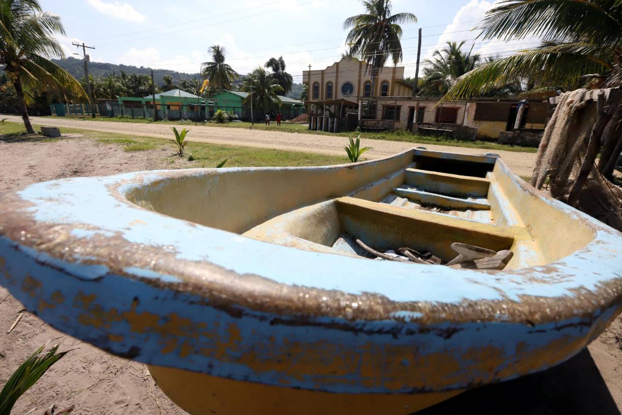 Cuando el mar se llevó la playa la tristeza consumió a los pescadores. En un abrir y cerrar de ojos se habían quedado sin sitio para colocar sus lanchas. 