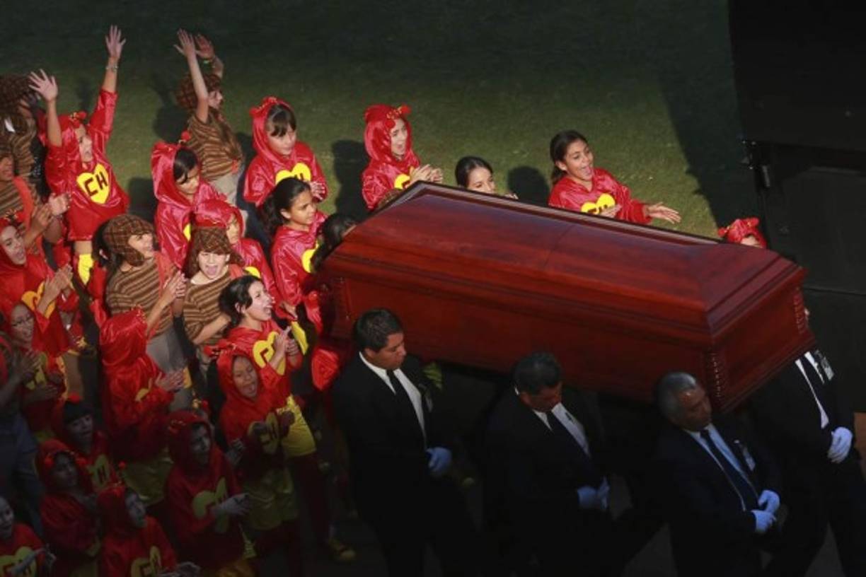 <br/>La melancolía se apoderó de los asistentes que quedaron, quienes dejaron las porras de lado y guardan silencio en la misa de cuerpo presente en honor al histrión.