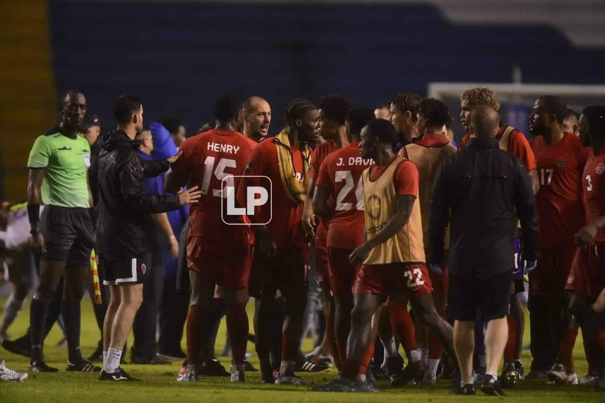 Jugadores canadienses reaccionaron molestos al final del partido tras perder contra Honduras.