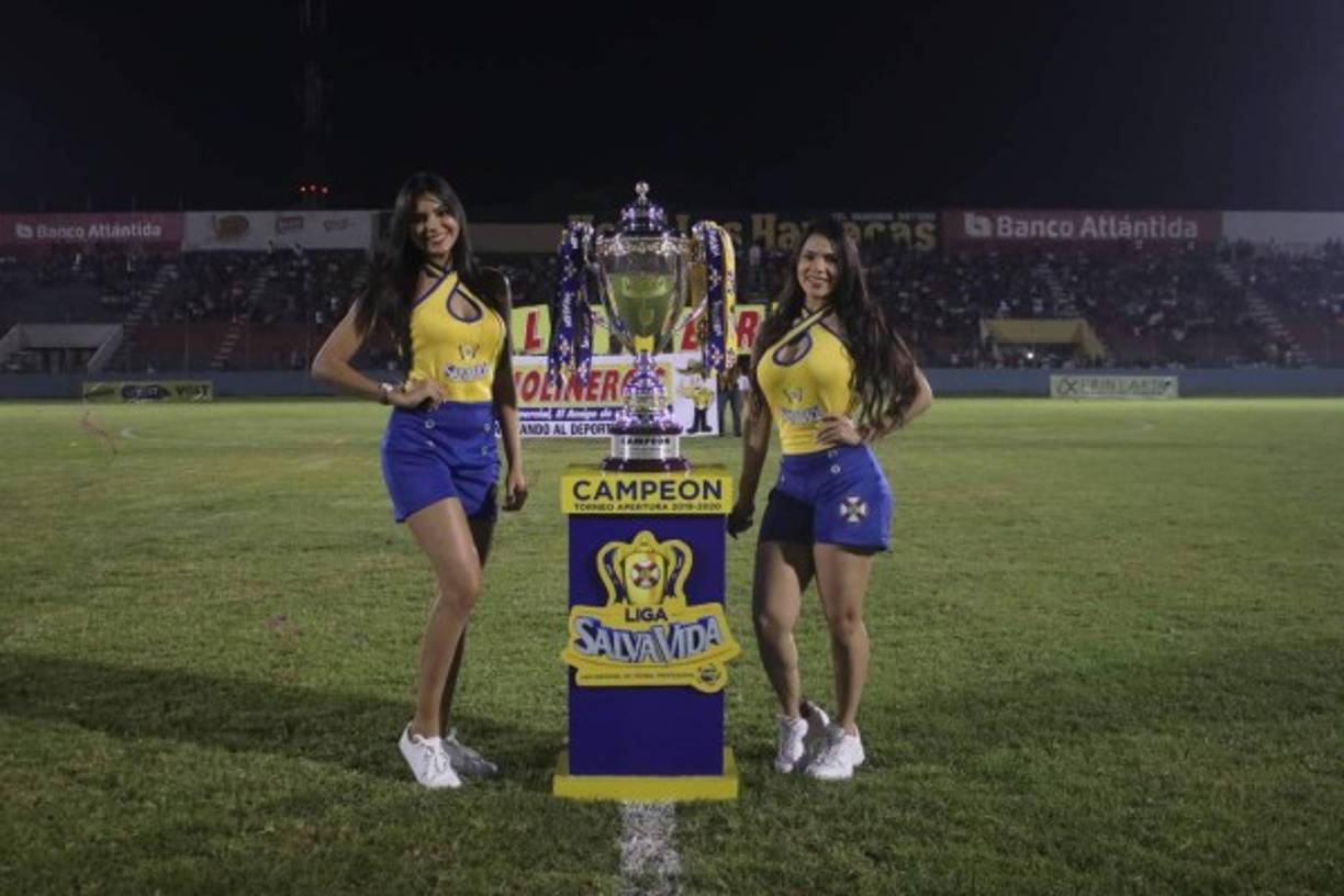 Estas hermosas chicas llegaron con la Copa que levantará el campeón del Torneo Apertura 2019 de la Liga Nacional.