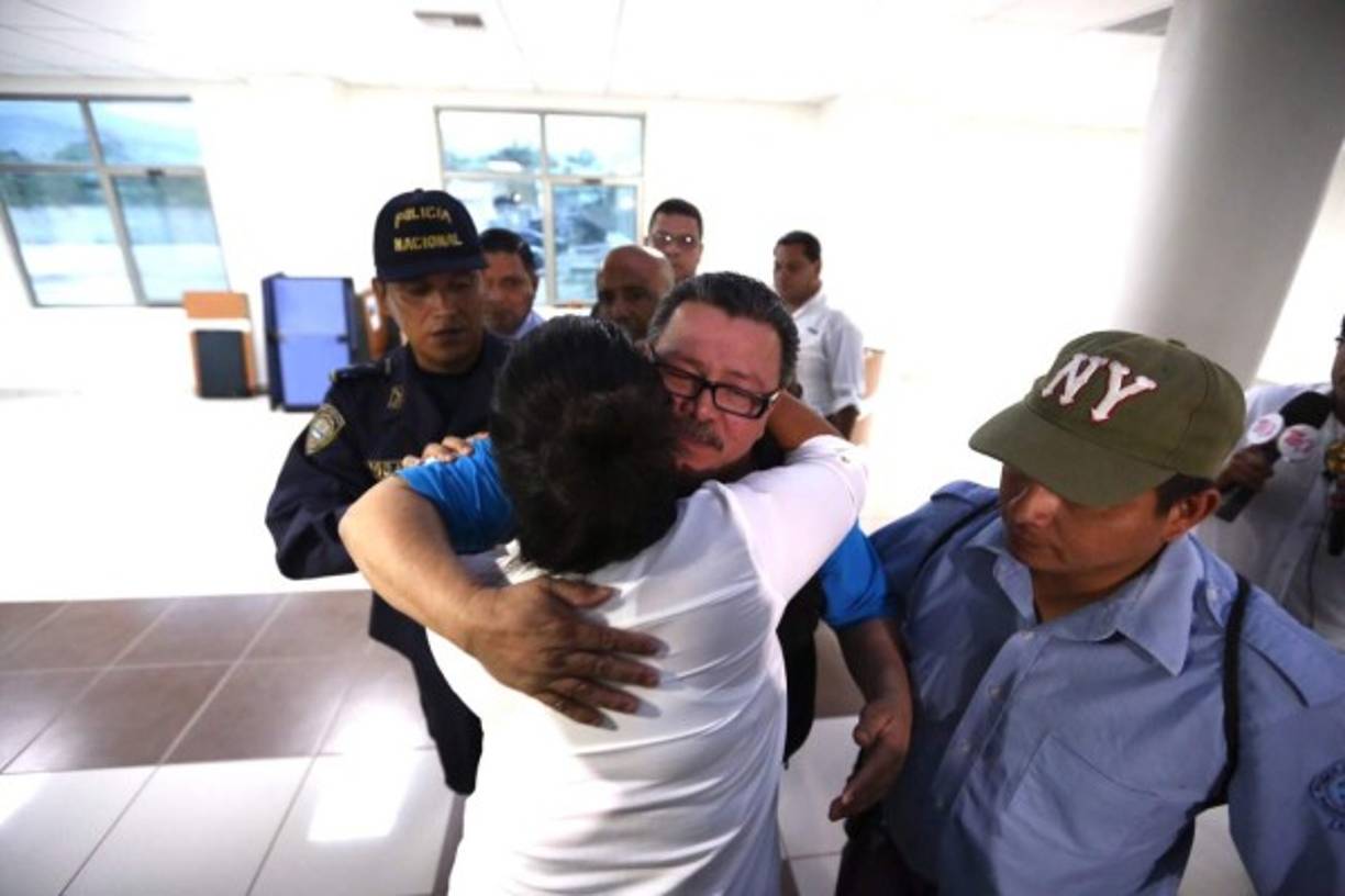 Amigos y familiares muestran apoyo al exalcalde Óscar Kilgore.