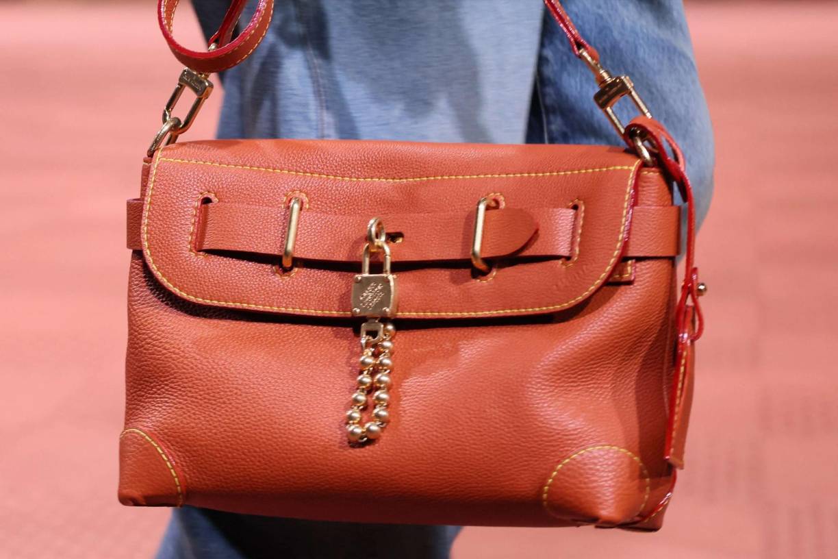 Uno de los factores que ha impulsado el regreso de los bolsos maxi es su indiscutible funcionalidad. Frente a los bolsos diminutos, que apenas podían albergar un teléfono móvil, los maxi ofrecen una solución práctica para el día a día, especialmente para aquellas personas que llevan consigo múltiples objetos.