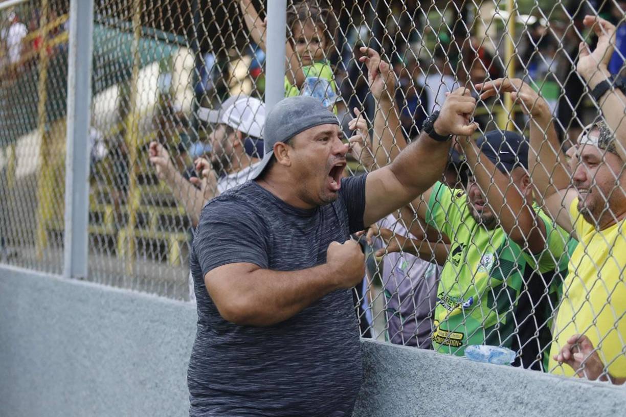La eufórica celebración del entrenador del CD San Juan, Jacobo Sabillón, tras lograr el ascenso a Segunda División.