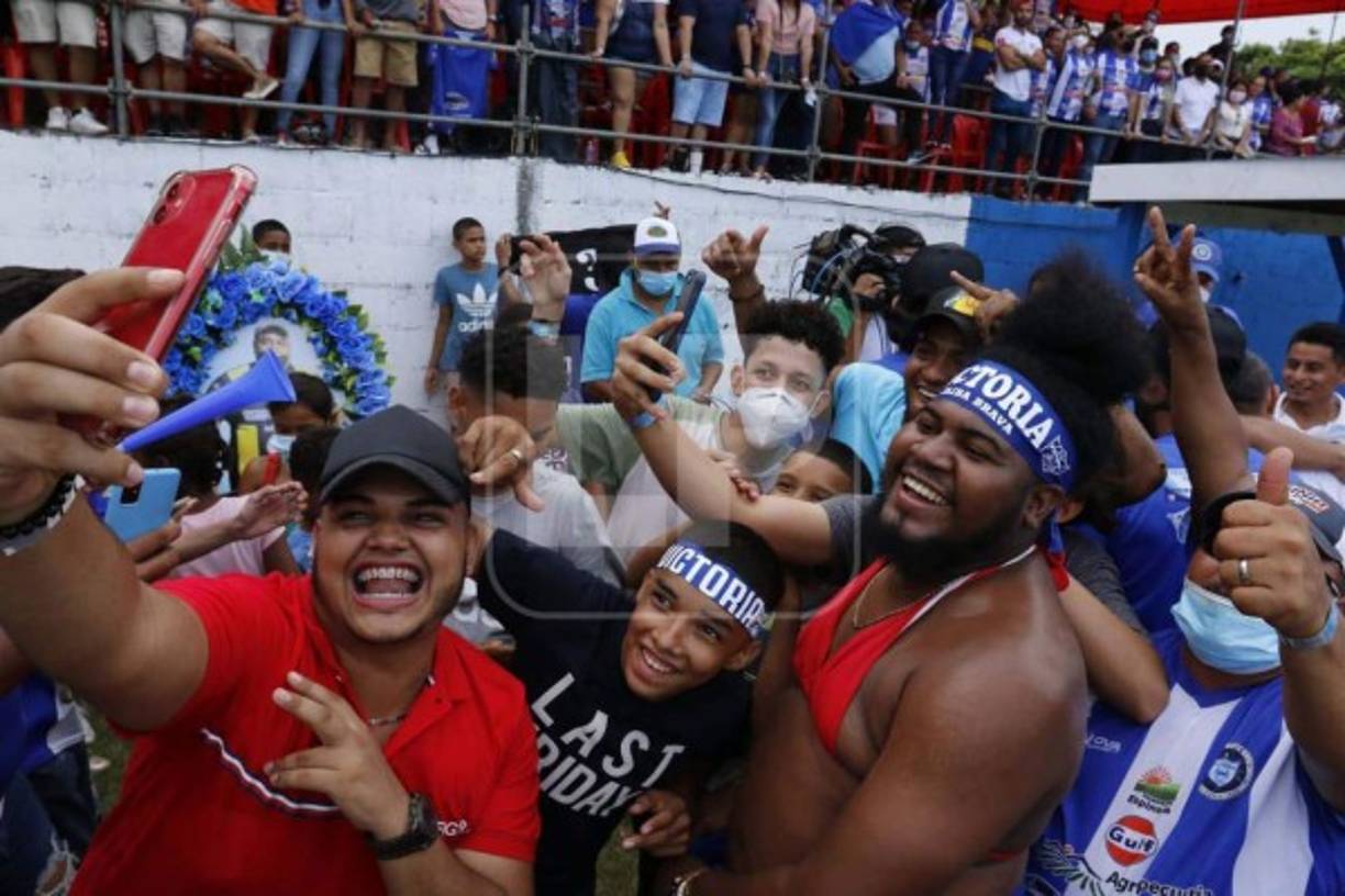 Saúl Palacios Fox, mejor conocido como “La More”, se robó el show ya que festejó con un peculiar traje de baño...