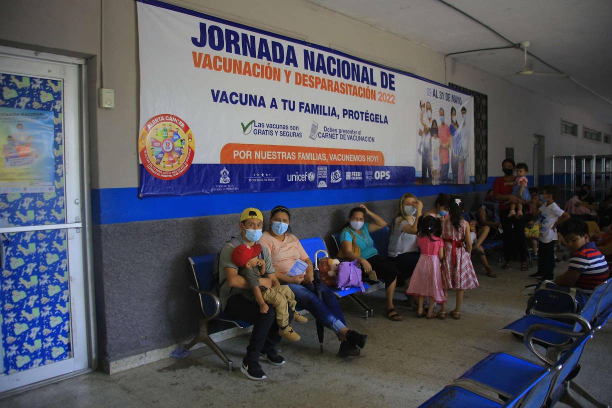 Desde tempranas horas, los padres de familia llevaron a sus hijos a la campaña de vacunación. 