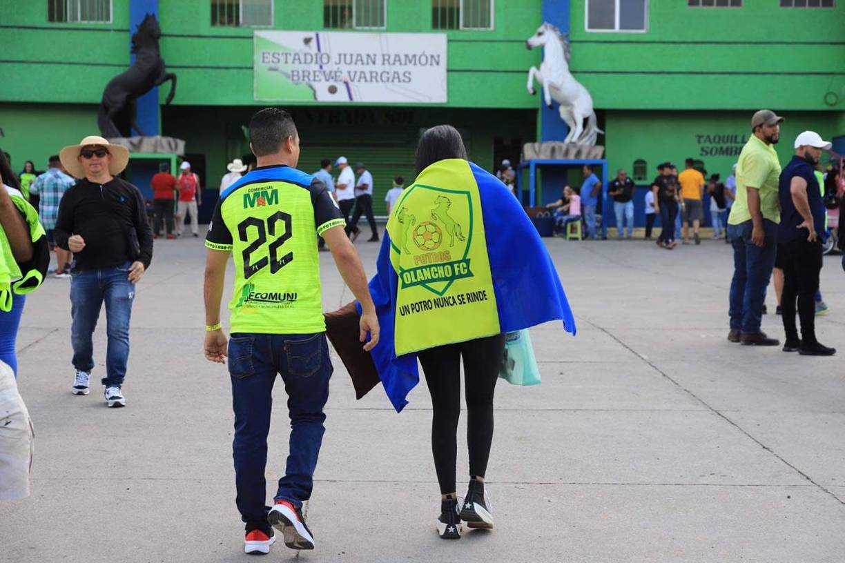 En medio de un gran ambiente se vivió la previa del partido en las afueras del estadio Juan Ramón Brevé Vargas de Juticalpa.