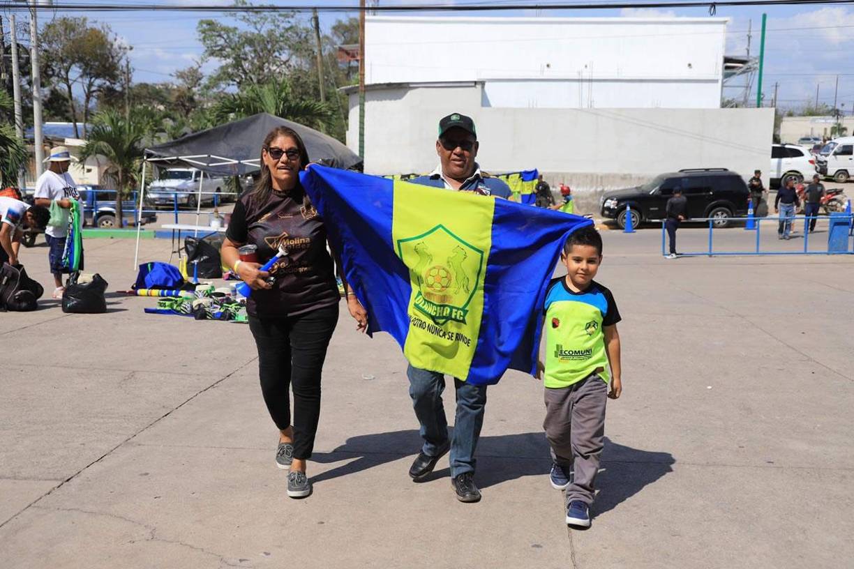 Los aficionados del Olancho FC llegaron en familia a disfrutar del partido ante Real España.