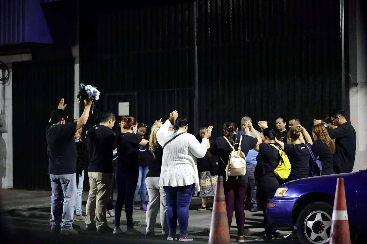 Otros se solidarizan en algunos penales donde dejan que le regalen comida a los apresados del régimen de excepción. 