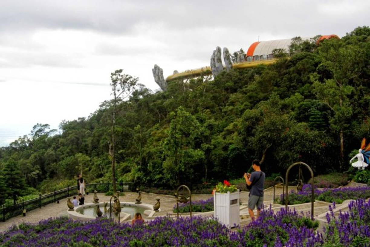 El puente ofrece una impresionante vista del refugio turístico de Thien Thai Garden.