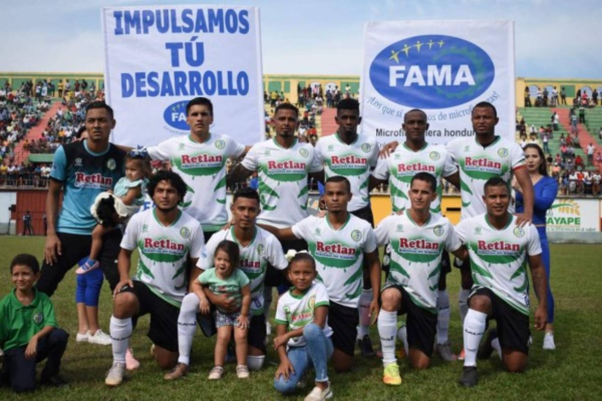 El 11 titular del Juticalpa FC posando previo al inicio del partido contra el Honduras Progreso.