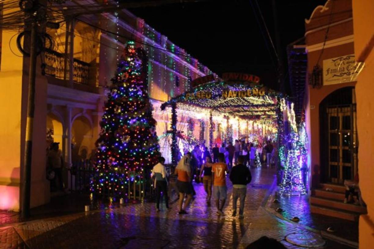 "El túnel que ha sido decorado con miles de luces y adornos encienden el ambiente navideño en esta ciudad colonial, antes capital de Honduras."