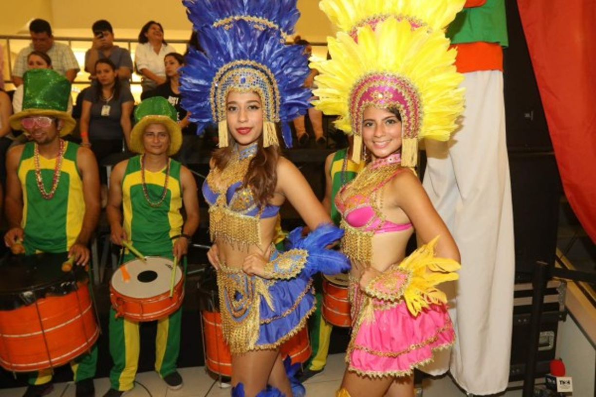 Las chicas adornaron la llegada del astro brasileño.