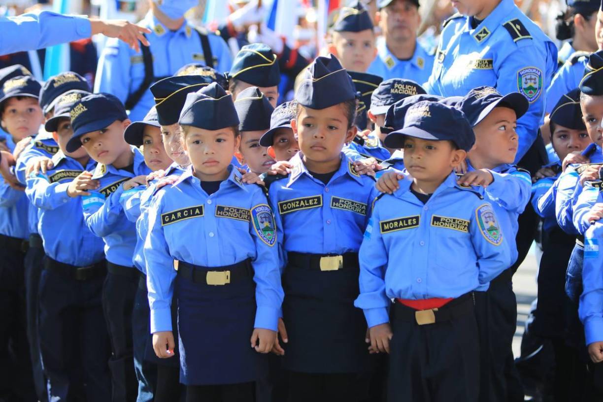 Estos niños policías se robaron las miradas en el estadio Nacional de Tegucigalpa.