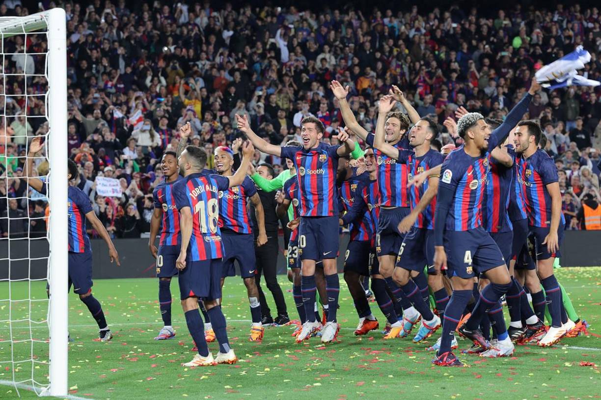 Los jugadores del FC Barcelona festejaron saltando y cantando en unión con los aficionados.