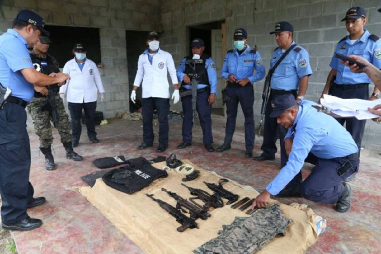Cuatro potentes armas, entre mini Uzi y fusiles Ak-47, con sus cargados fueron encontradas en el cementerio clandestino donde este martes exhumaban varios cadáveres en el sector de La Acequia, Santa Bárbara.