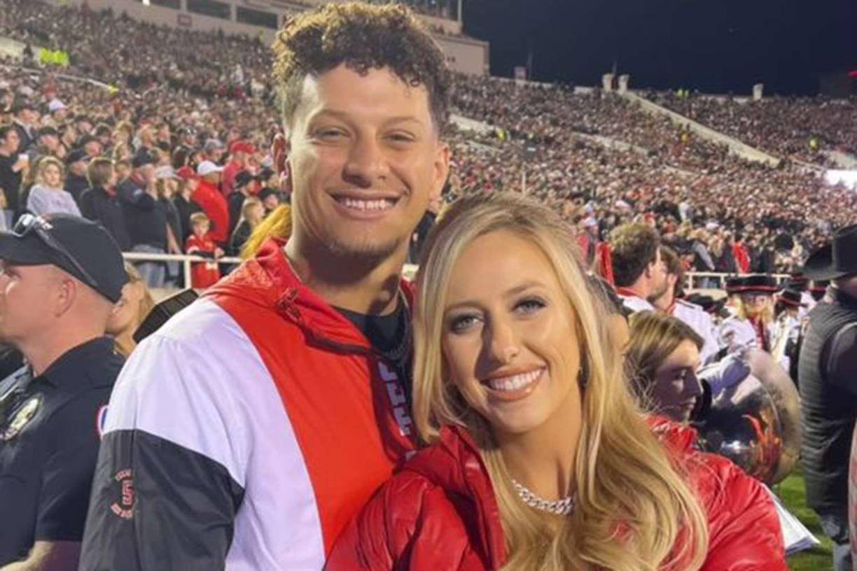 La pareja comenzó como un par de amigos que asistían a la misma escuela. El mariscal de campo de los Kansas City Chiefs se hizo cercano a la bella Matthews en 2011, cuando apenas era estudiante de primer año en Whitehouse High School.