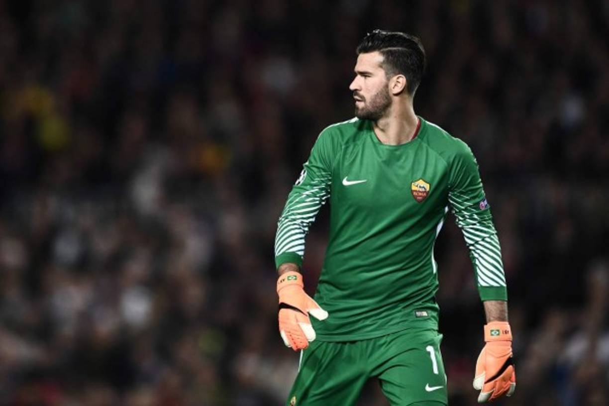 El Real Madrid planea hacer una oferta por Alisson Becker. A pesar de las últimas actuaciones de Keylor Navas, según Radio Montecarlo, el club blanco quiere reforzar la portería y el elegido sería el guardameta brasileño de la Roma. El problema de la operación sería el precio: alrededor de los 80 millones de euros. Foto AFP