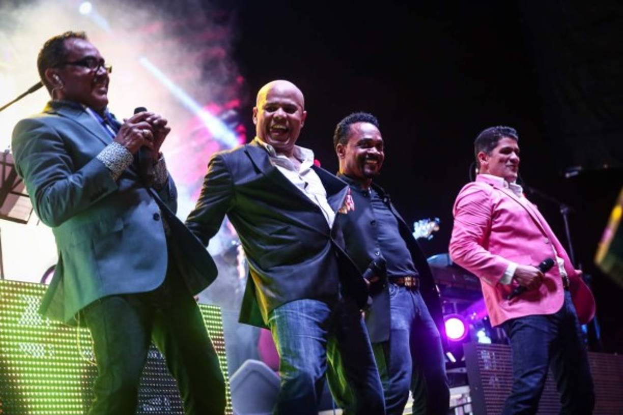 Jorge Gómez acompañado de sus amigos Rubby Pérez, Gene Chambers y Eddy Herrera en el escenario.