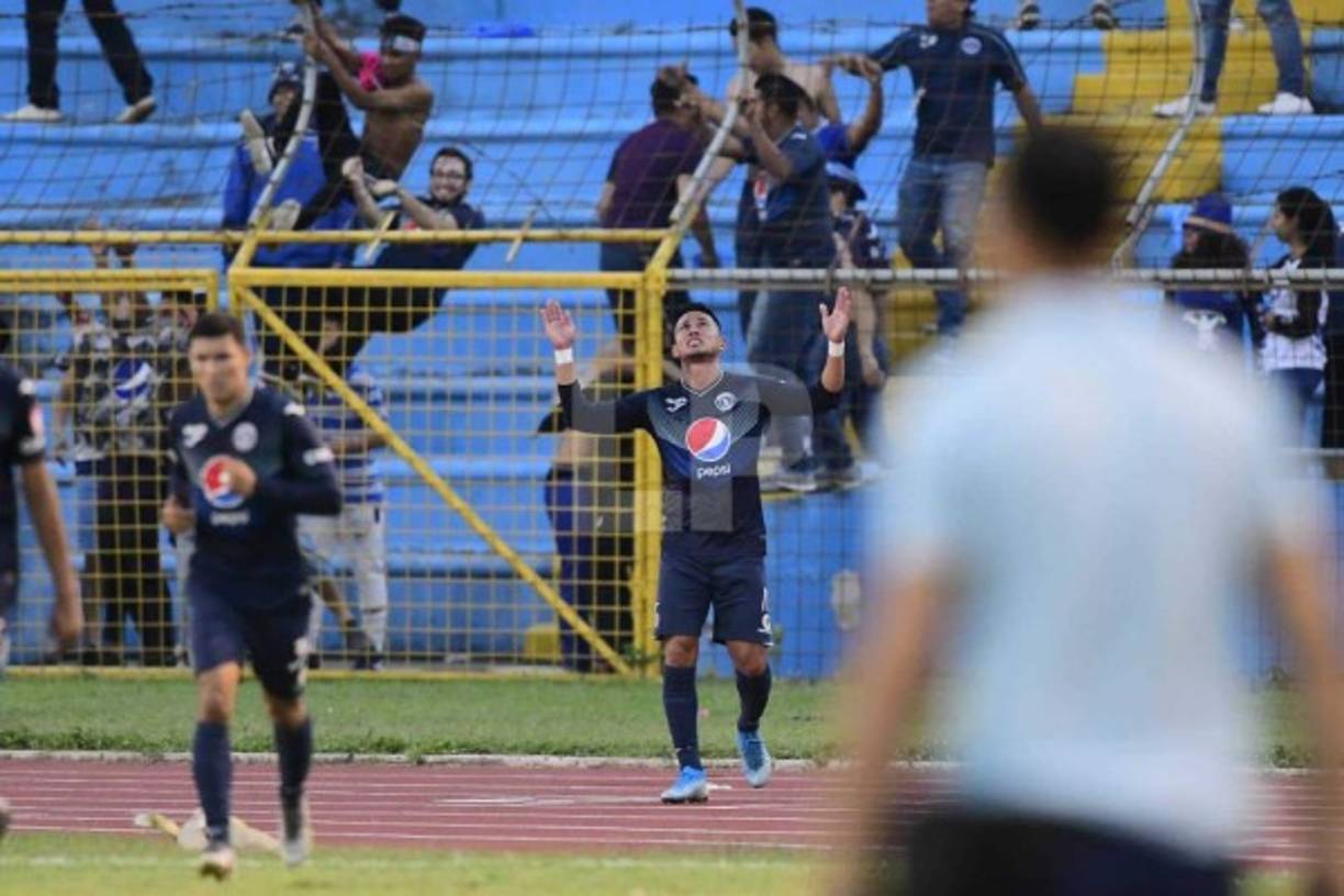 El delantero Marco Tulio Vega le dio la victoria al Motagua con gol al minuto 87 y lo festejó con los aficionados del club azul.