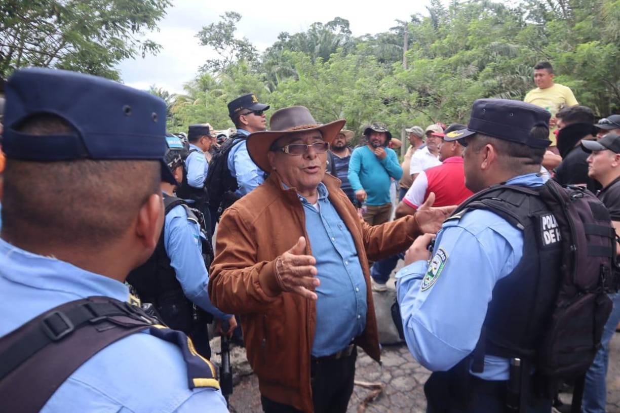 La Policía estuvo mediando con los líderes de las tomas de carretera, quien se negaban a abandonar la toma y aseguraron que el bloqueo de la carretera era indefinido hasta que se derogara el decreto.