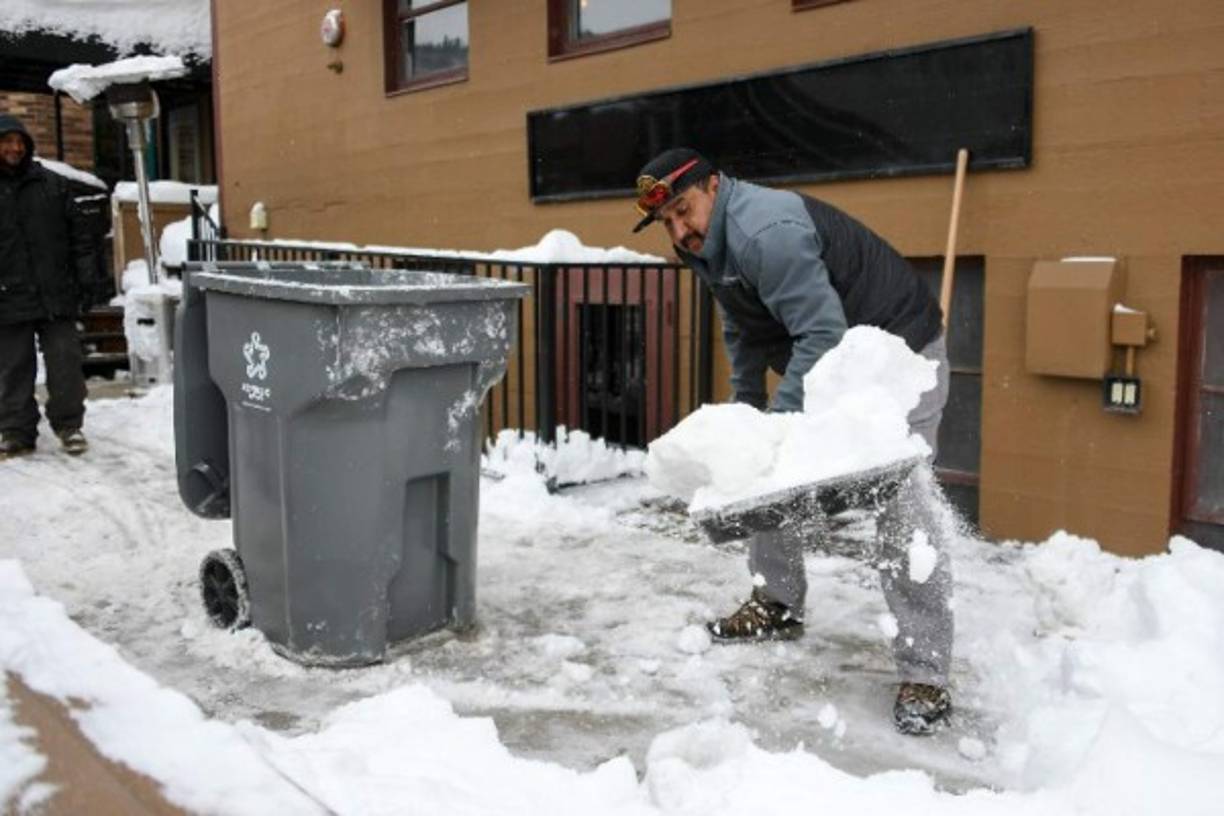 El meteórologo Chris Miller, del Servicio Nacional Meteorológico, advirtió que estas temperaturas, que pueden congelar a una persona en diez minutos, también son una amenaza para los vecinos del noroeste de Indiana y el sur de Wisconsin.