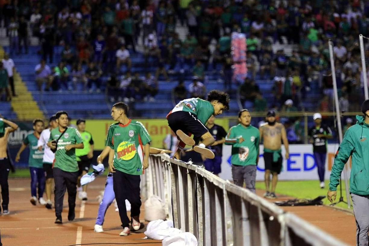 Los hinchas del Marathón se percataron de la presencia de miembros de la barra del Real España, quienes tenían prohibida la entrada.