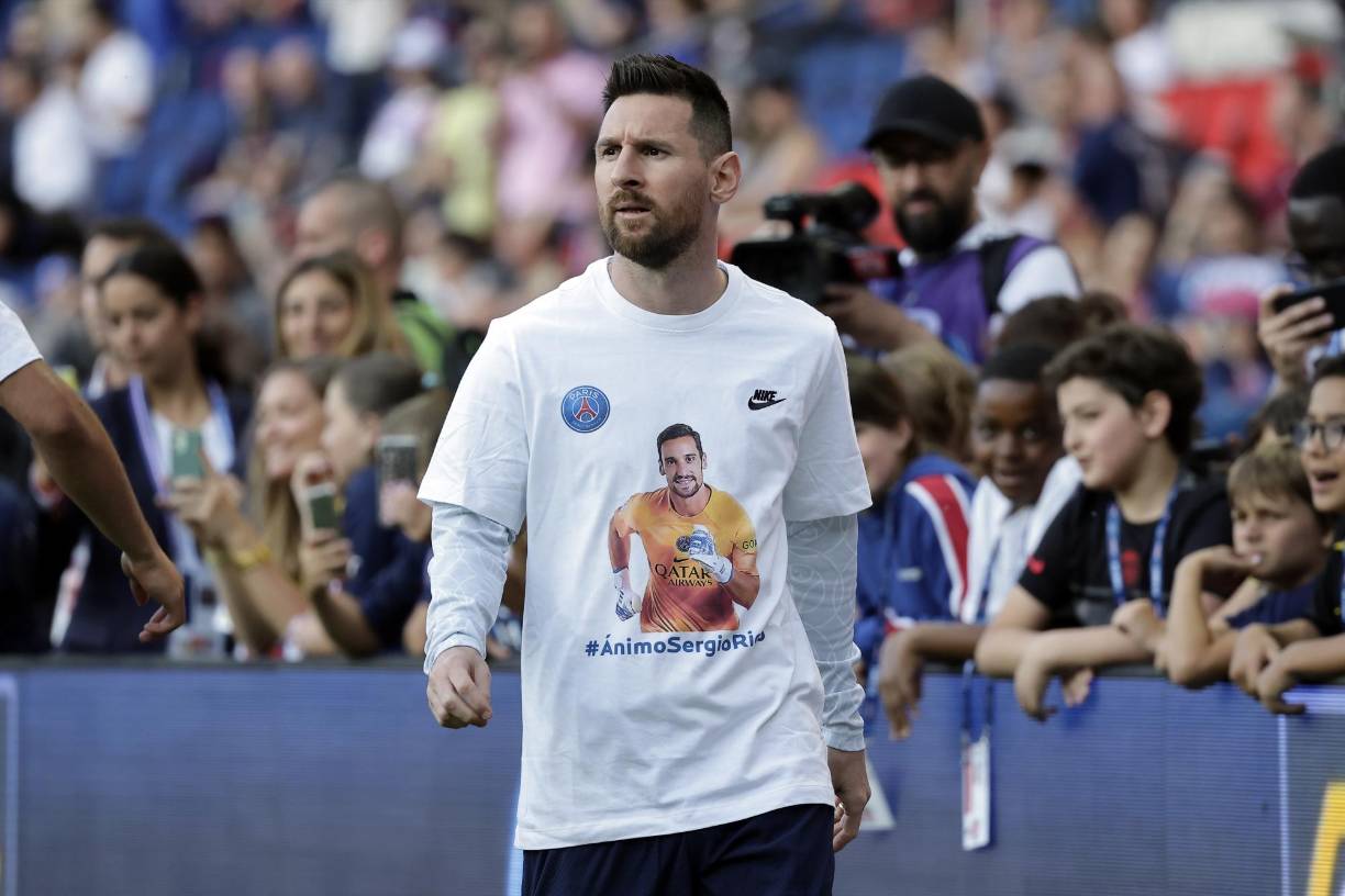 El París Saint Germain hizo oficial a través de un comunicado la marcha del argentino Lionel Messi luego de dos años del argentino en el club parisino. “Gracias al club, a la ciudad de París y a su gente por estos dos años, les deseo lo mejor en el futuro”, declaró por su parte el argentino, citado en el texto.