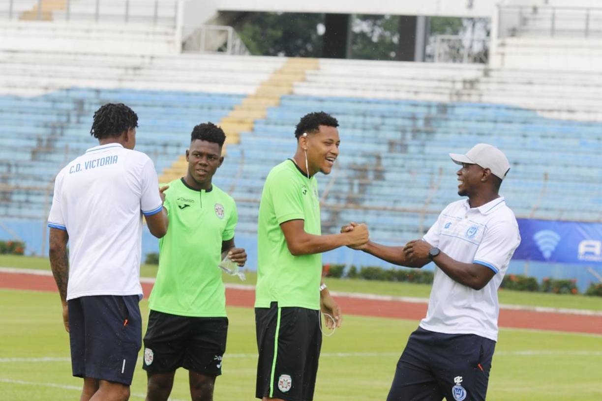 Integrantes de Marathón y Victoria se saludaron antes del inicio del partido de la Copa LA PRENSA.