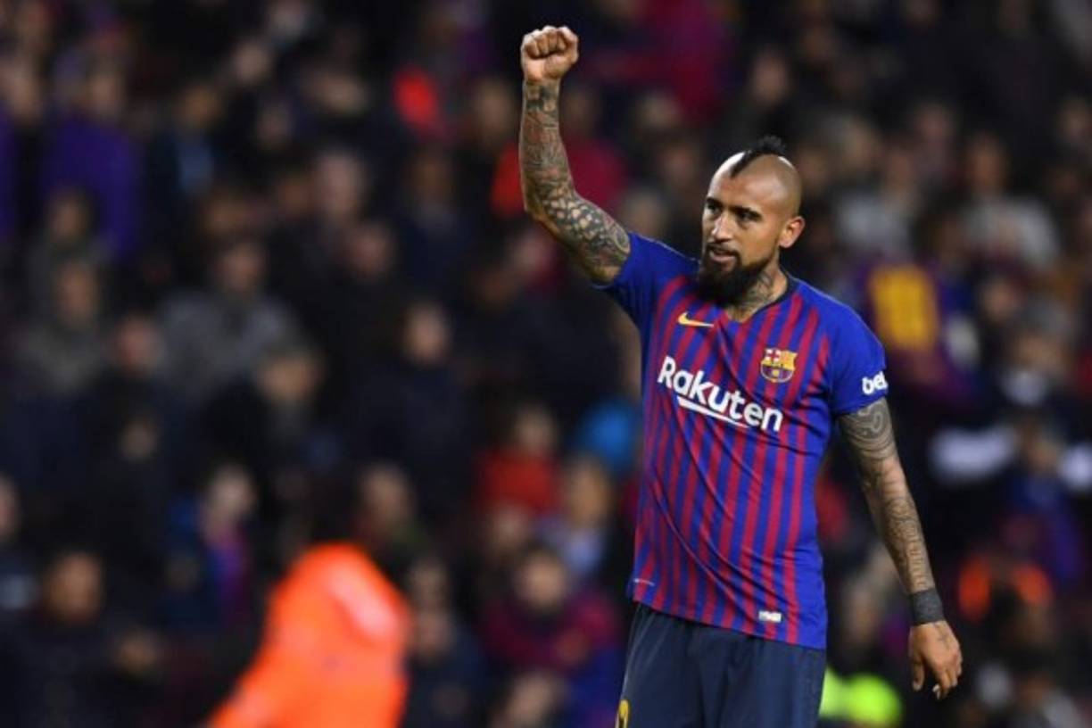 GRAF9952. MADRID, 01/03/2020.- El delantero brasileño Vinicius del Real Madrid celebra su gol ante el Barcelona, durante el partido correspondiente a la jornada 26 de LaLiga Santander, este domingo en estadio Santiago Bernabéu. EFE/Juanjo Martín<br/>
