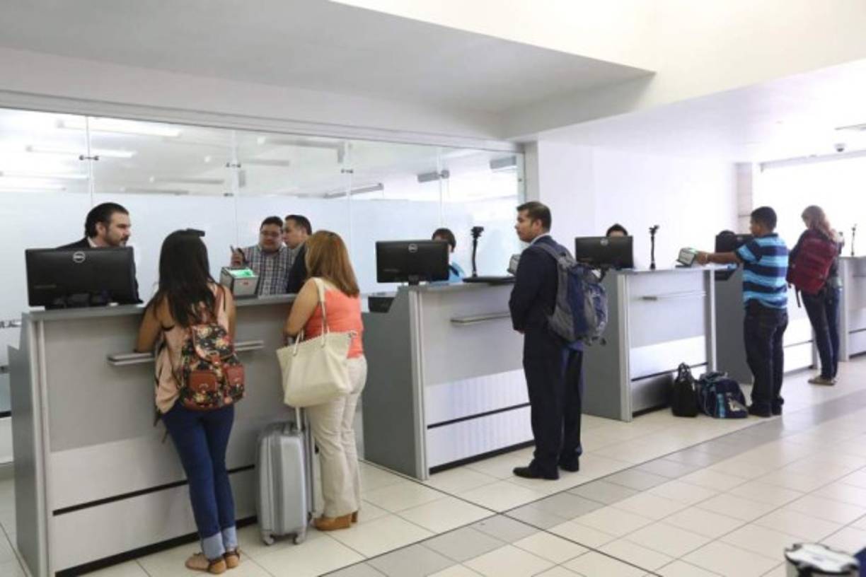 Los hondureños que viajan a España como turistas solo pueden permanecer 90 días en ese país. Durante su llegada a cualquier aeropuerto de ese país europeo deben cumplir una serie de requisitos, según lo apunta el portal web de la embajada de Honduras en España. Entre estas disposiciones, el turista hondureño debe demostrar que tiene solvencia económica para su estadía y una carta de invitación; no se necesita visa. Asimismo, comprar el boleto de ida y regreso.