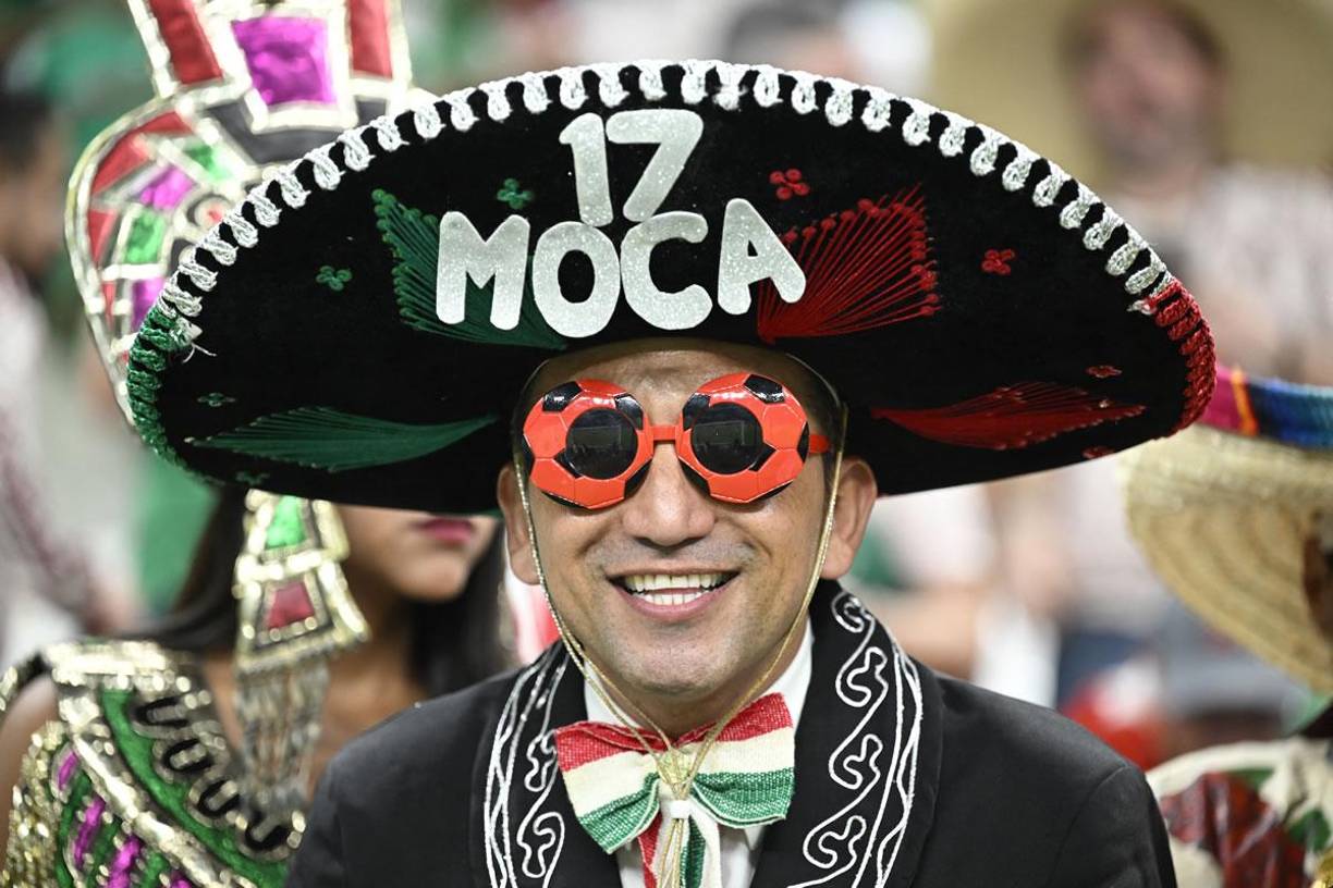 Otro aficionado mexicano vestido como charro en el estadio Lusail de Doha.