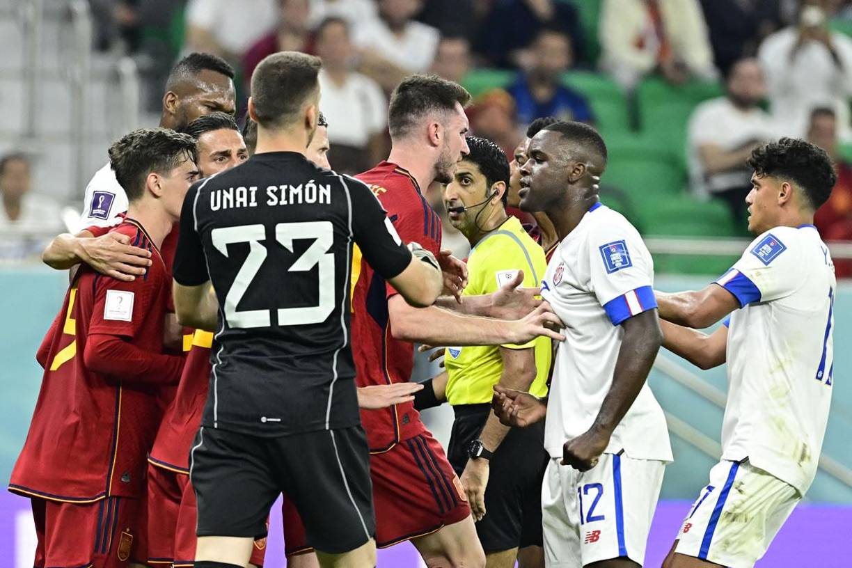 La bronca se armó en el partido tras la falta de Kendall Waston sobre Aymeric Laporte.