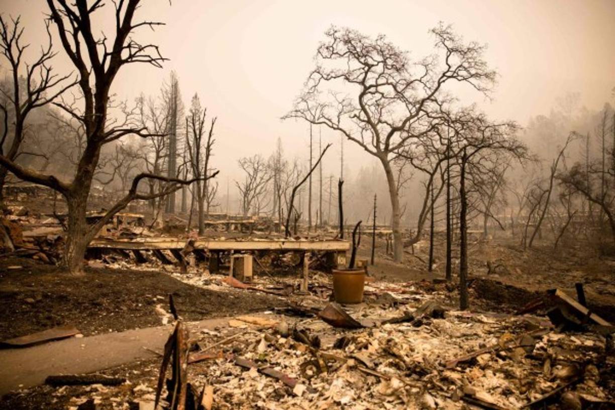 El miércoles, en Calistoga, el esqueleto de una casa rodante yacía en un claro humeante cerca de un antiguo Packard con la pintura derretida en el capó.