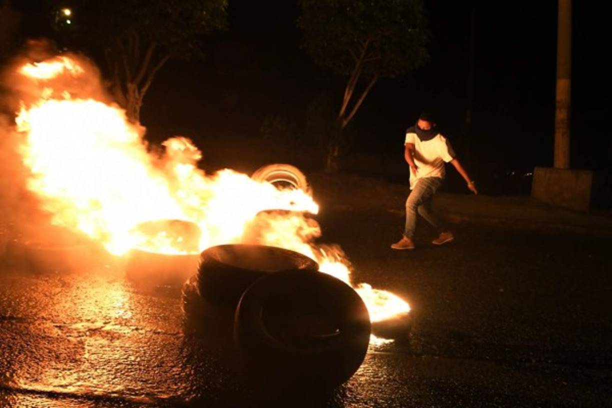 Supporters of Honduran presidential candidate for the Opposition Alliance against the Dictatorship party Salvador Nasralla, set a barricade alight during a protest outside the Electoral Supreme Court (TSE), to demand the announcement of the election final results in Tegucigalpa, on November 30, 2017. <br/>Honduran opposition candidate Salvador Nasralla said he would not recognize the results to be announced by the Supreme Electoral Tribunal, after accusing it of tampering with the vote count to favor the reelection of President Juan Orlando Hernandez.<br/> / AFP PHOTO / ORLANDO SIERRA