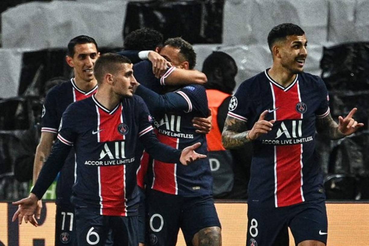 El fuerte abrazo que le dio Neymar a Marquinhos en la celebración del gol.