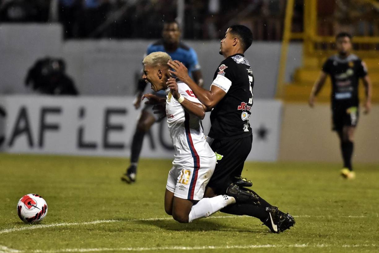 Bryan Moya recibe una falta del defensa nicaragüense Erick Téllez del Diriangén.