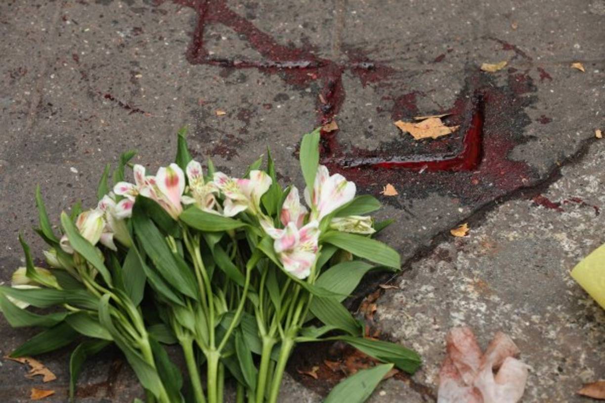 Los ciudadanos continúan dejando ofrendas por las víctimas en las calles de París.