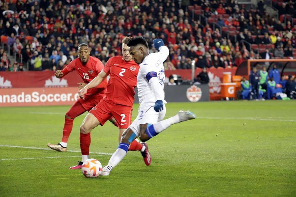 Romell Quioto tratando de superar la marca de Alistair Johnston, quien fue su compañero en el CF Montreal.