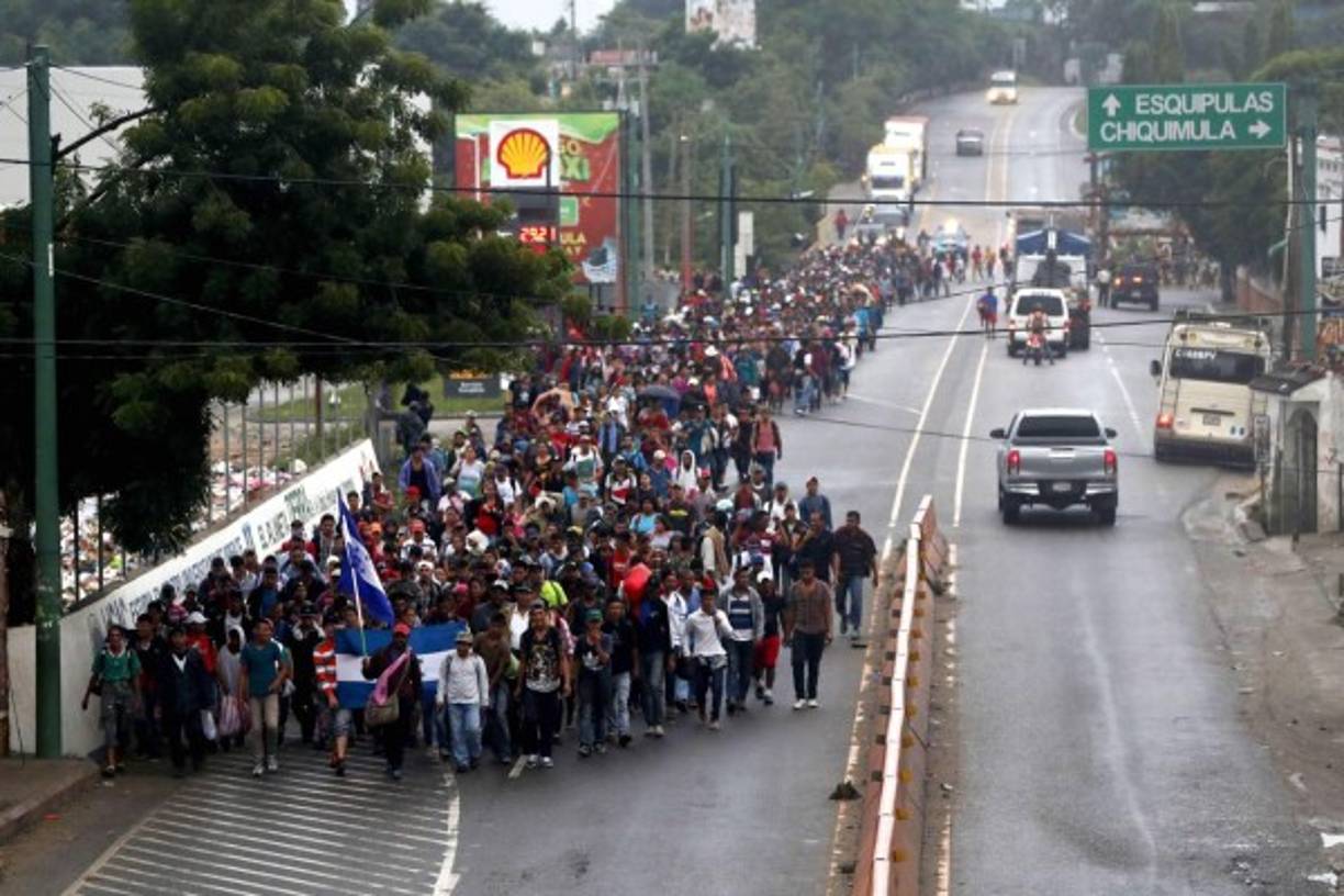 Un primer grupo de cuatrocientos migrantes llegó ya a la capital de Guatemala y se resguardan de la incesante y persistente lluvia debajo de un puente y también en un albergue.