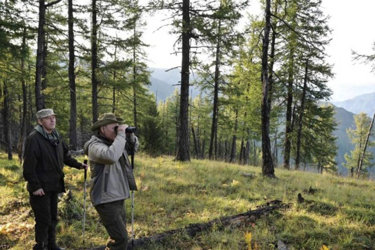 El mandatario estuvo acompañado por el jefe de Gobierno de Tuvá, Sholban Kara-ool, el ministro de Defensa de Rusia, Serguéi Shoigú, y el jefe del Servicio Federal de Seguridad (FSB) de Rusia, Alexánder Bortnikov.