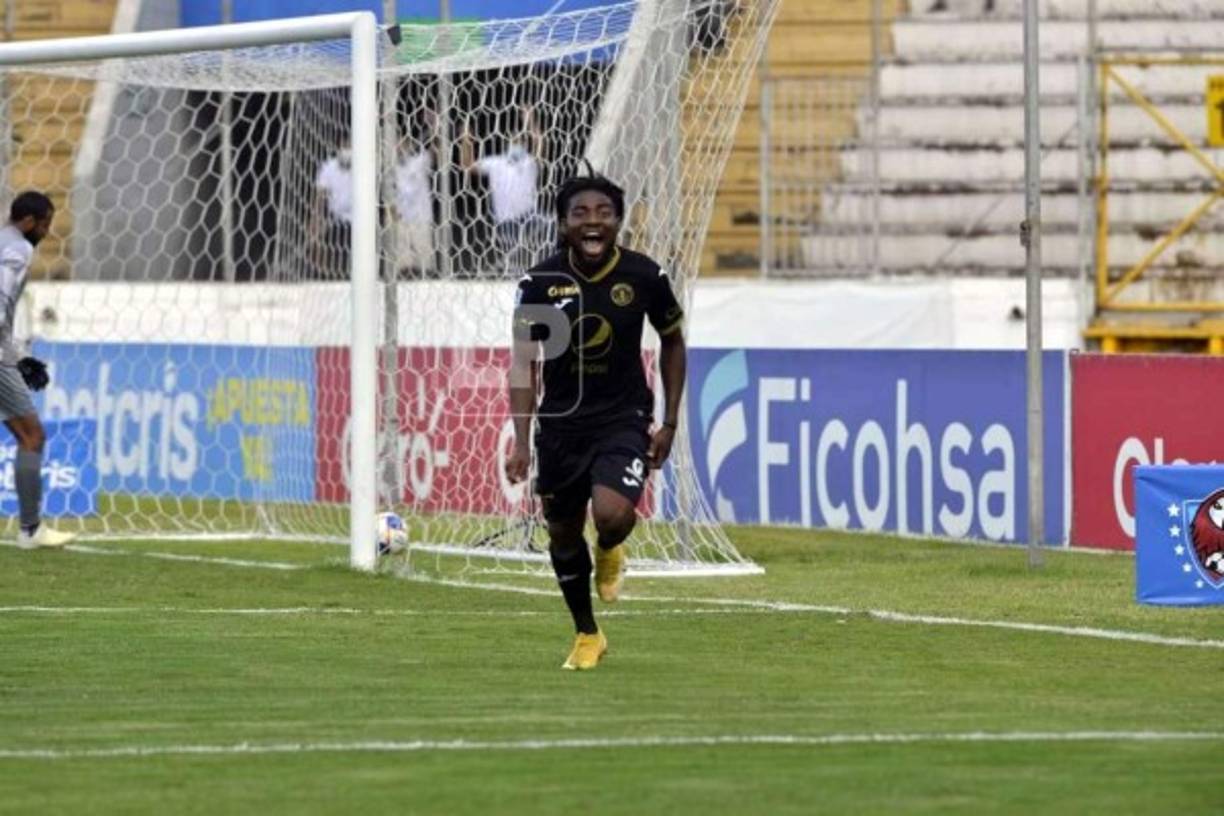 Cristopher Meléndez celebrando el autogol de Carlos Pineda que abrió el marcador en el clásico.