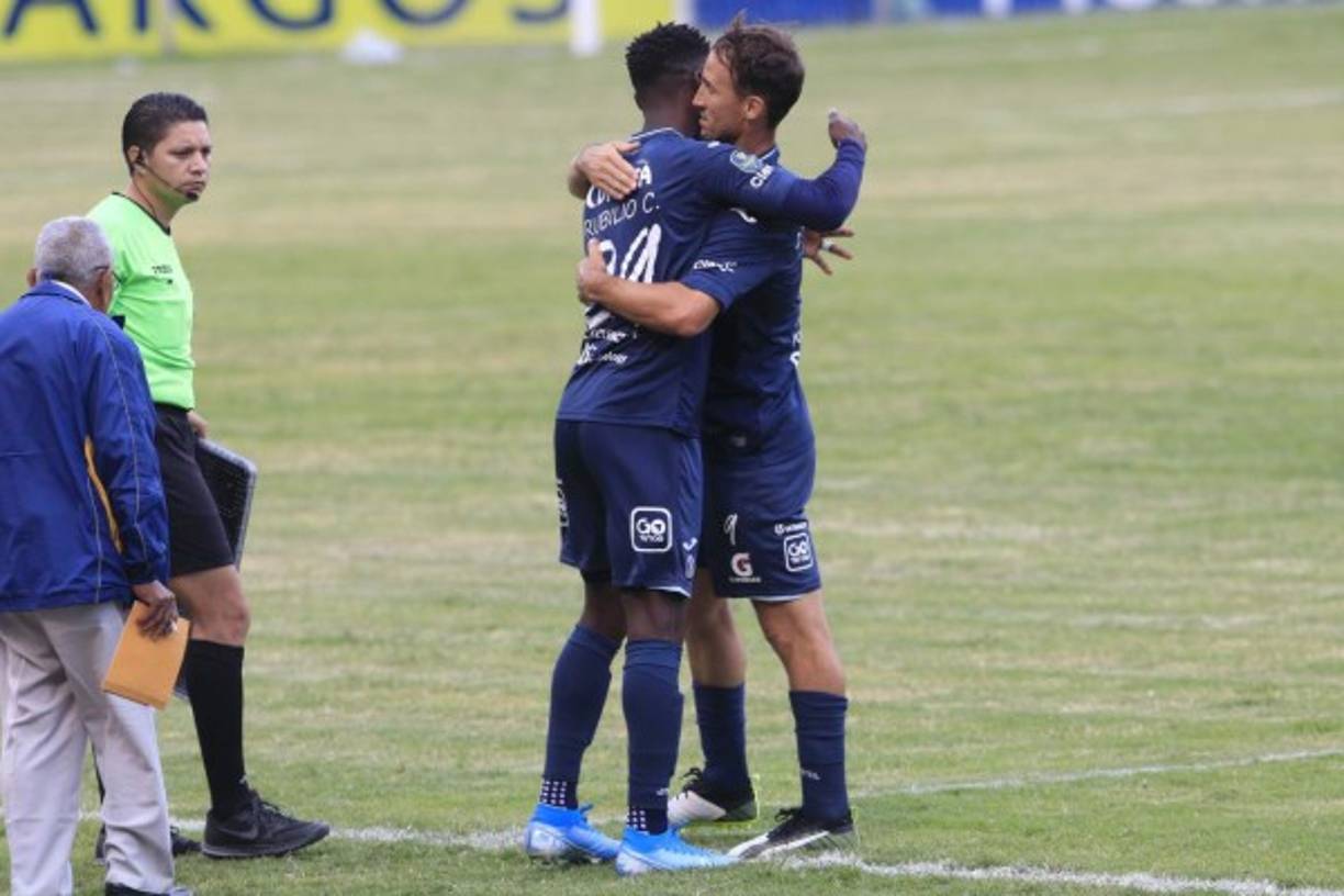 Rubilio Castillo fue animado por Gonzalo Klusener antes de entrar al campo.