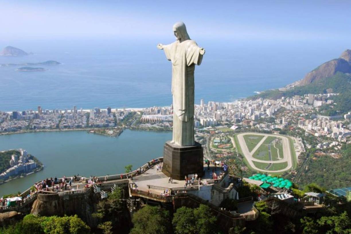 Cristo Redentor de Río de Janeiro<br/><br/>Por último, aunque no menos importante en la clasificación, es también una de las 7 nuevas maravillas del Mundo Moderno la escultura del Cristo Redentor de Río de Janeiro, en Brasil. Se trata de una estatua de 30 metros de altura y diseño Art Decó que corona la montaña de Corcovado representando el cuerpo de Jesús de Nazaret. <br/><br/>Esta obra, inaugurada en 1931 fue fruto del trabajo de las manos del escultor polaco-fracés Paul Landowski y el ingeniero brasileño Heitor da Silva Costa, quienes también contaron con la colaboración del francés Albert Caquot y del artista rumano Gheorge Leonida, siendo este último responsable de la cara de Cristo.
