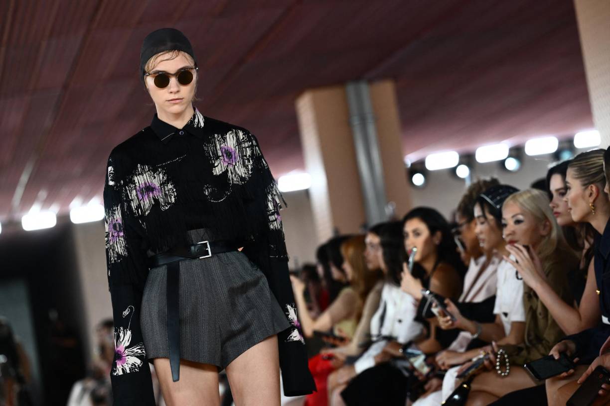 Un eco de la sastrería masculina mostrada el pasado mes de junio –en la que la pareja buscaba aplicar la sensación de “ligereza, facilidad y comodidad” de la camisa blanca a blazers sencillos- llegó con trajes ligeros que hacían referencia a las siluetas de los años 40 en su cintura estrecha metida y su amplia cintura. hombro.