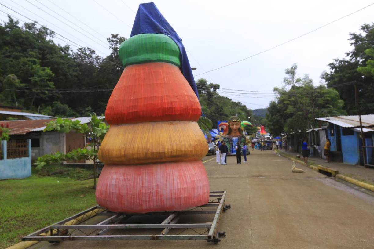 Este sábado 14 de diciembre, a eso de las 9:00 pm serán quemadas las chimeneas, el espectáculo tarda unas dos horas y media. Fotos: Moisés Valenzuela