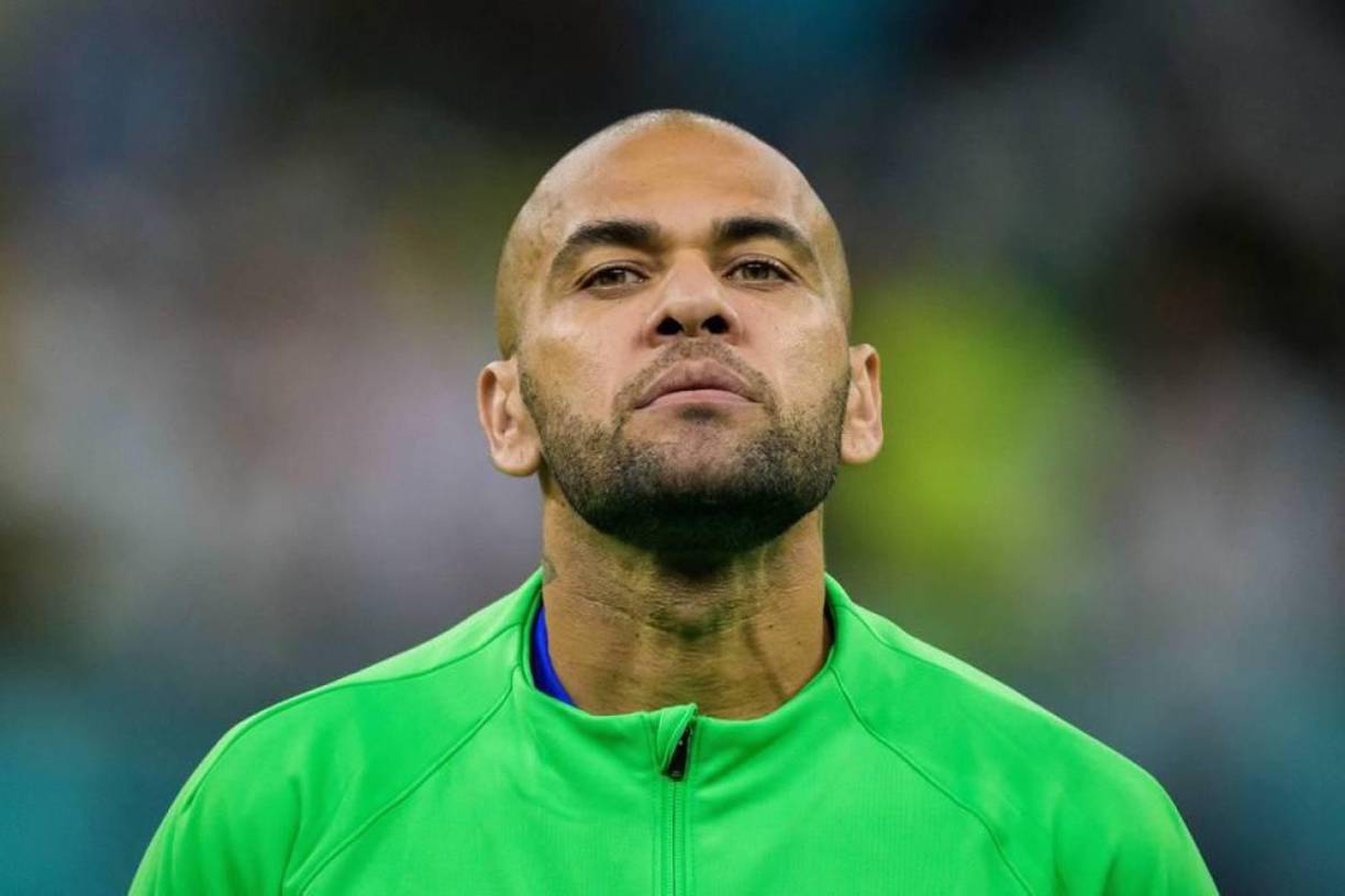 El futbolista estaba siendo investigado a raíz de la denuncia que presentó contra él una mujer que mantiene que Alves la violó, empleando para ello el uso de la fuerza, en un baño privado situado en un reservado de la discoteca Sutton de Barcelona, en la que ambos coincidieron la noche del 30 al 31 de diciembre pasado.