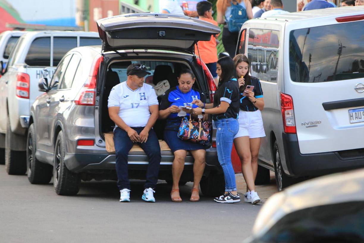 La familia de Luis Palma en las afueras del Estadio Nacional Chelato Uclés. 