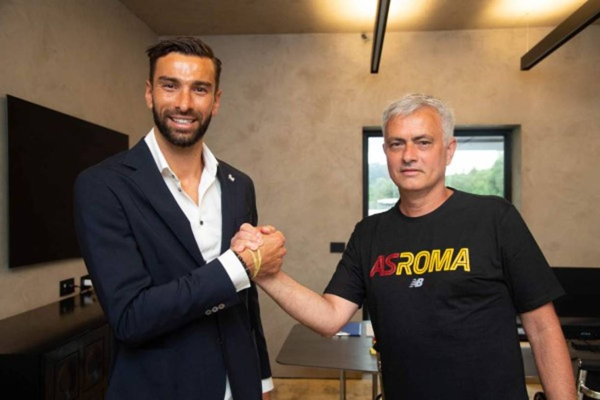 José Mourinho ha completado su primer fichaje para la Roma. El club italiano ha hecho oficial la incorporación del portero portugués Rui Patrício. El fichaje se cerró en 11.5 millones de euros y el guardameta tendrá un contrato hasta el verano del 2024, por lo que se aseguran tener un gran portero para las próximas tres temporadas. Llega procedente del Wolverhampton.